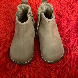 H&M toddler girl warm lined boots size 6 with side zipper. New without tags.